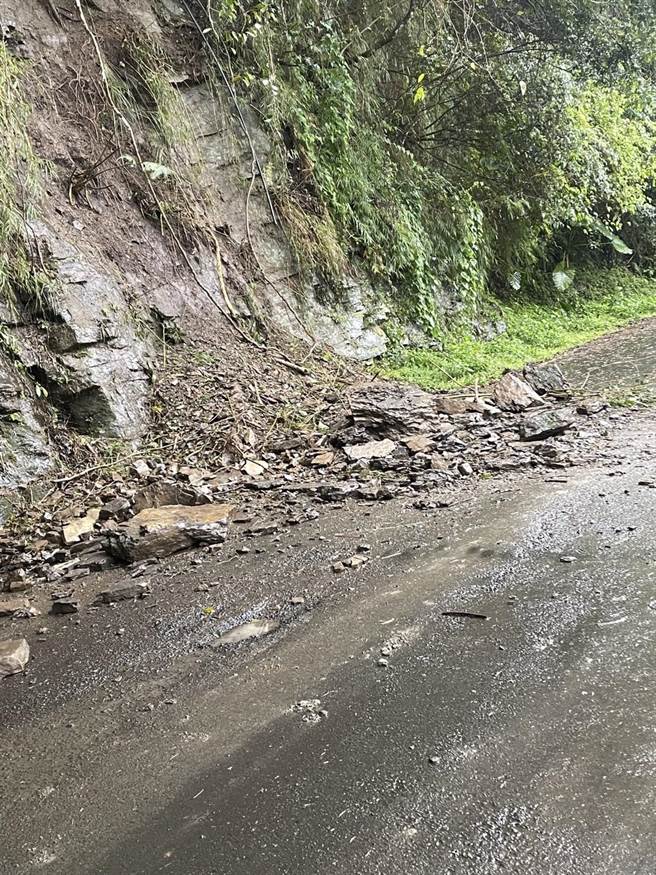 連日大雨造成苗栗縣南庄鄉東河村山區道路多處落石坍方，東河所員警隨予警戒協助排除。（頭份警分局提供／謝明俊苗栗傳真）