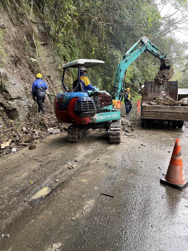 連日大雨造成苗栗縣南庄鄉東河村山區道路多處落石坍方，東河所員警隨予警戒並通報鄉公所派廠商前來清除。（頭份警分局提供／謝明俊苗栗傳真）
