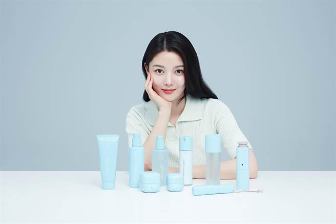 兰芝代言人金玉贞拍摄水酷修护保湿系列形象大片。（兰芝提供） 