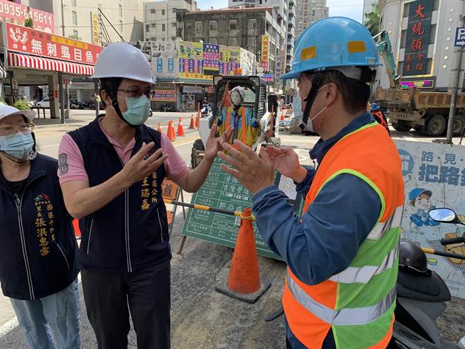 台中市西区道路施工，衝击地方交通。西区区长王瑞嘉表示，为提升用水及生活环境品质，台湾自来水公司及中市水利局目前各在西区进行污水下水道接管及老旧自来水管汰换工程。（中市西区公所提供／陈淑芬台中传真）