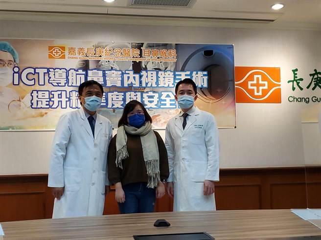 由左至右分别为嘉义长庚医院院长杨仁宗、陈小姐及耳鼻科主任张耕閤。（长庚医院提供／林周义台北传真）
