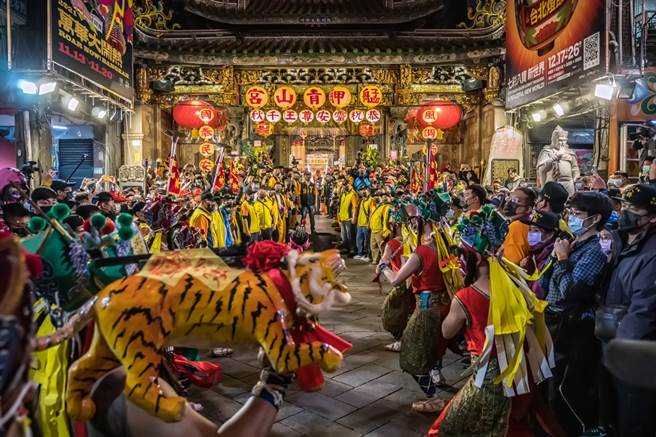 阵头与庙方人员分站两侧恭迎青山王回宫，这个画面林承烨等待了一年终于如愿拍摄。(林承烨提供)