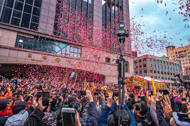 青山宫举行的遶境活动，行经万华车站受到大批信眾热烈地欢迎。(林承烨提供)