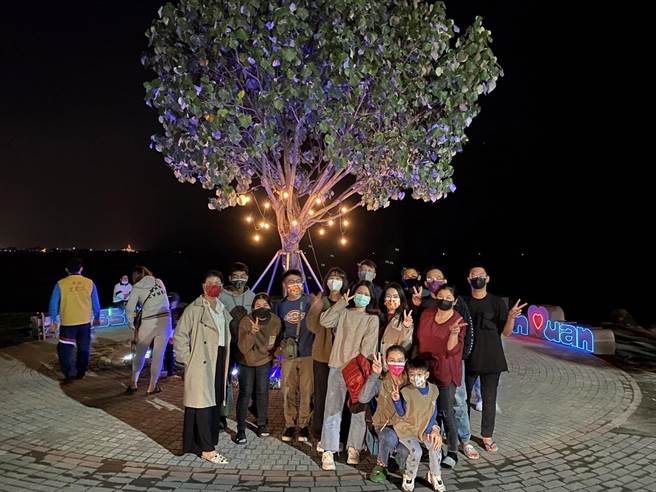 林园限定的月牙弯和方块海奇景，夜晚透过灯光布置点缀市境之南树广场，吸引游客驻足拍照留念。（柯宗纬翻摄）