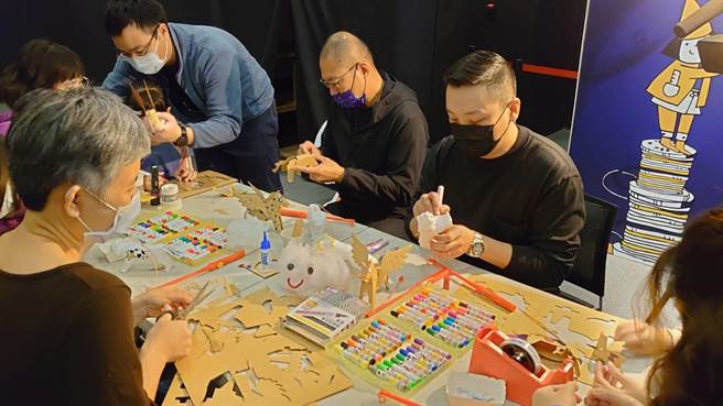 青年局长张以理（右一）与卫武营总监简文彬（右二）一起体验自造光工场活动，制作专属的小提灯。（柯宗纬翻摄）