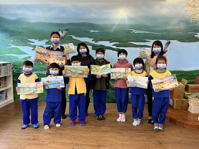 推广水圳环境教育，官田国小发表《翻阅，埤塘》新书。（台南市官田国小提供／刘秀芬台南传真）
