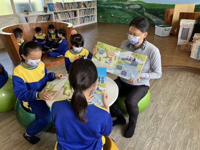 推广水圳环境教育，官田国小发表《翻阅，埤塘》新书。（台南市官田国小提供／刘秀芬台南传真）