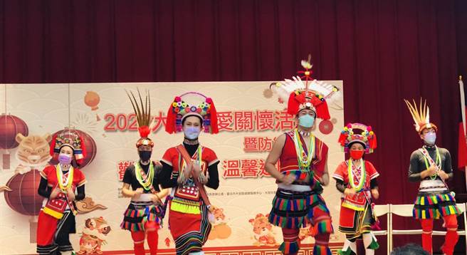 北市大安区公所为区内弱势长辈们举办「2022大安传爱关怀独居长者暨居家防灾宣导活动」，祝福长者们新的一年幸福平安，在后疫情时代同时发挥了实质帮助以及抚慰心灵的效果。(大安区公所提供)