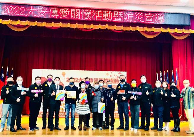 北市大安区公所为区内弱势长辈们举办「2022大安传爱关怀独居长者暨居家防灾宣导活动」，祝福长者们新的一年幸福平安，在后疫情时代同时发挥了实质帮助以及抚慰心灵的效果。(大安区公所提供)