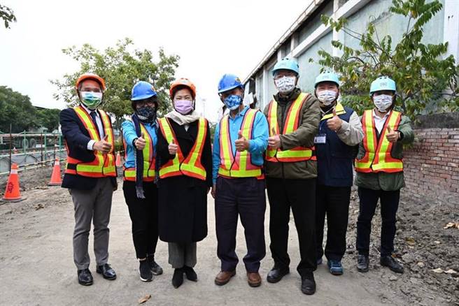 （經濟部長王美花（左3）23日視察台水公司「旗津第二條過港送水管工程」，並與隨行官員與現場人員合影。圖／台水提供）
