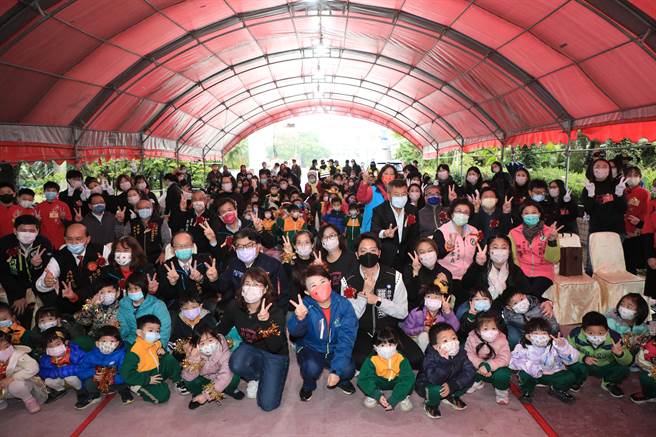 台中市东区乐业国小新建国小附幼园舍23日盛大举办动土典礼，台中市长卢秀燕出席主持动土典礼，并与与会的民代与师生合影。（冯惠宜摄）