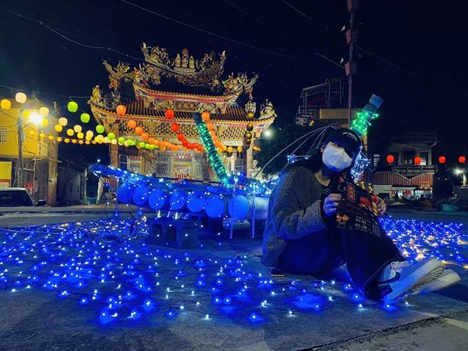 东凤宫前七王灯海及竹筏渔船意象。(高雄市观光局提供)