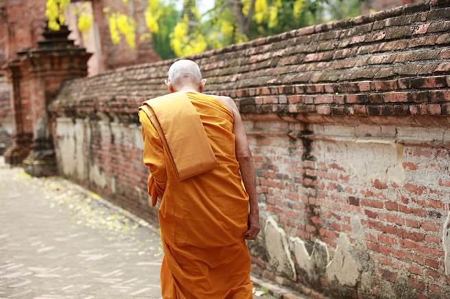 泰國一名老翁被網傳高齡163歲，正在修煉「自我木乃伊化」，但他的孫女跳出來駁斥此說法。(示意圖/達志影像)