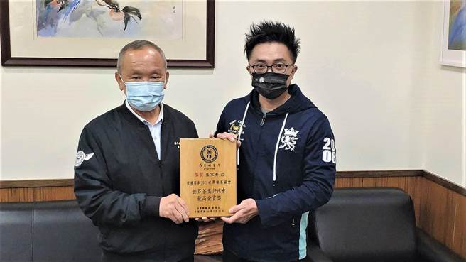 苗栗县长徐耀昌23日接见制茶师张家齐。（李京升摄）