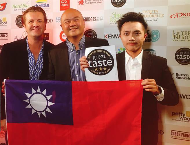 张家齐上台颁奖展开国旗，让国际看见台湾。（张家齐提供／李京升苗栗传真）