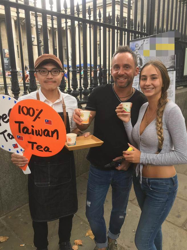 张家齐远赴英国参赛，在竞赛前到街头推广台湾茶给英国民眾品尝。（张家齐提供／李京升苗栗传真）