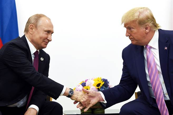 俄羅斯總統普丁正式承認烏東2個分離區為獨立實體後，美國前總統川普22日大讚普丁是「天才」。圖為2019年6月G20大阪峰會上，兩人舉行場邊峰會的合影。（資料照／美聯社）