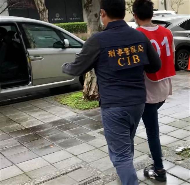 刑事局逮捕徐姓等五名嫌犯，全案警詢後依違反《槍砲彈藥刀械管制條例》等罪嫌移送法辦。（民眾提供／盧金足台中傳真）  