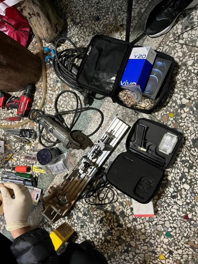 刑事警察局陸續在新北市新莊區、板橋區、台中市東區、雲林縣崙背鄉及高雄市前鎮區等地發動搜索執行查緝，破獲改造槍彈場所4處。（民眾提供／盧金足台中傳真）