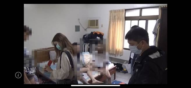 警衝民宅毒趴，惊见「逆天长腿辣妹」吸毒，在警开导下，她发誓不再碰毒。(民眾提供)