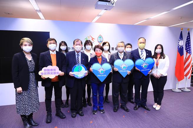 台美友好再提升，台中市长卢秀燕与美国关岛总督签署姊妹市协定。（卢金足摄）