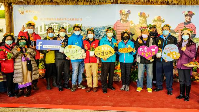 縣府和尖石那羅部落宣傳金盞花田休閒輕旅行。（羅浚濱攝）