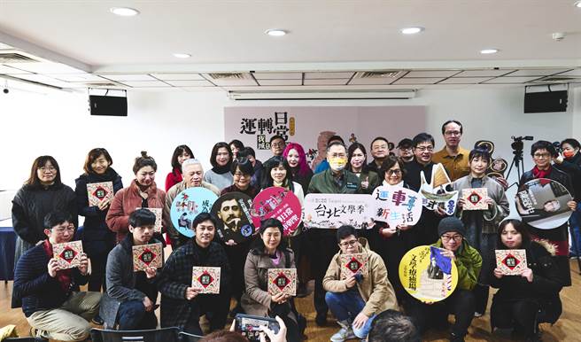 台北市副市长蔡炳坤(中)与现场贵宾大合影。（北市府提供）