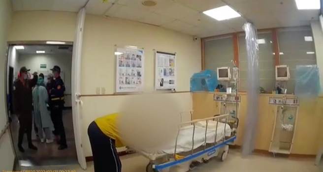 施男遭辣椒水强制压制，虽然眼睛口鼻剧烈疼痛，但嘴巴停不下来持续辱骂警方，随后被带到埔里荣总清洗眼部。（警方提供／吴建辉南投传真）