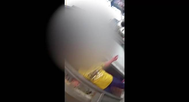 南投埔里一名施姓男子日前到埔里一处美容院喝酒消费，酒后失控与店家发生纠纷起衝突，店家无奈只能报警，警方到场后施难不但不收敛，还拉扯怒骂警方，警方只好使用强制力喷辣椒水压制。（警方提供／吴建辉南投传真）