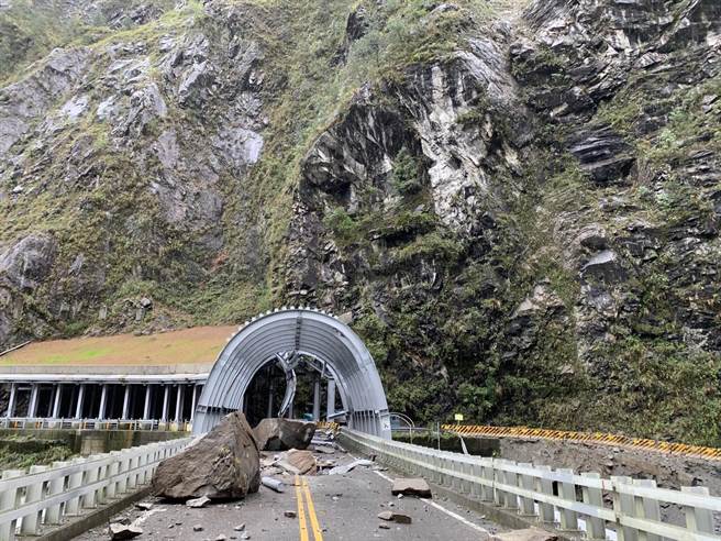巨石自高處崩落擊損橋梁，路面也被砸出天坑，中橫便道緊急封閉。（谷關工務段提供／王文吉台中傳真）