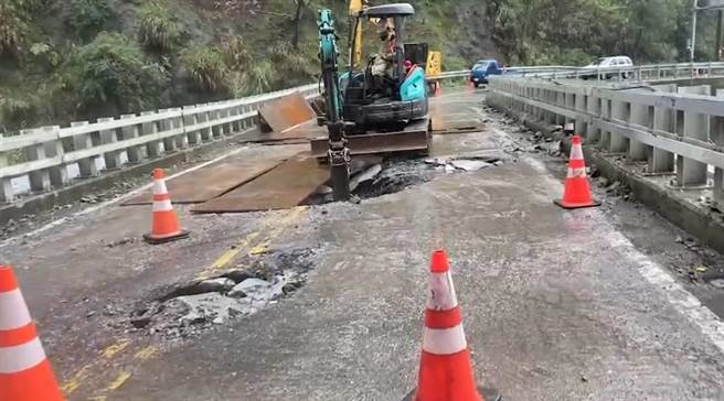 巨石重砸中橫便道路面，公路總局持續清整橋面坑洞，希望趕在26日下午搶通。（谷關工務段提供／王文吉台中傳真）