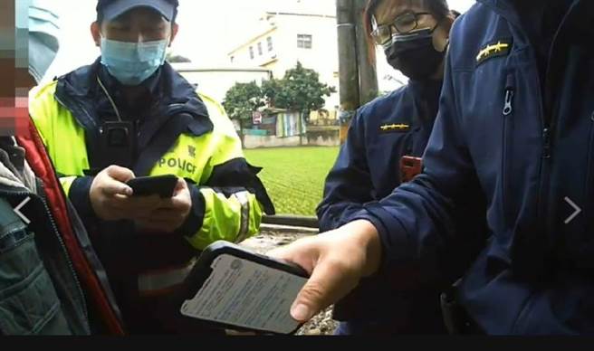 斗南分局的3名派出所員警苦口婆心對曾姓（左一）解釋詐騙集團改以報飆股明牌為手段，並當場查詢他以唯有增資的兩家公司並無增資事件。（斗南分局提供）