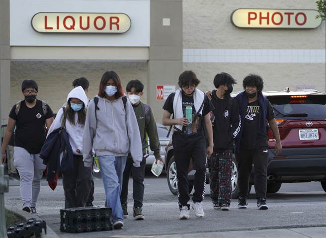 美国新闻网站CNBC报导，随着美国开始从Omicron浪潮中復甦，当局和各州领导人正试图走出这场自两年前疫情开始以来一直困扰着每个人的危机。(图／美联社)