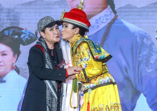 陳亞蘭回吻楊麗花。（粘耿豪攝）