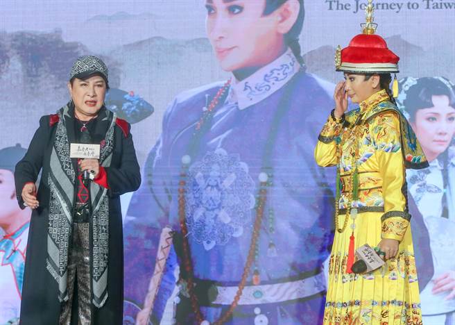 楊麗花致詞時，陳亞蘭數度淚崩。（粘耿豪攝）