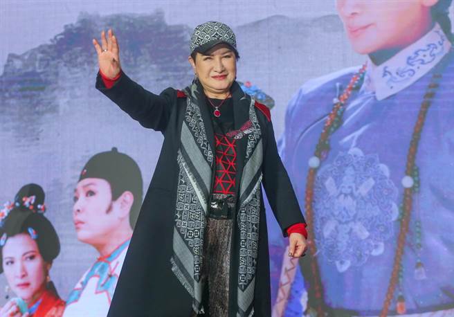 國寶級歌仔戲天王楊麗花為愛徒陳亞蘭的《嘉慶君遊臺灣》站台。（粘耿豪攝）