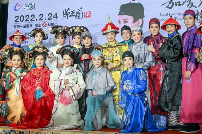 國寶級歌仔戲天王楊麗花為愛徒陳亞蘭的《嘉慶君遊臺灣》站台。（粘耿豪攝）