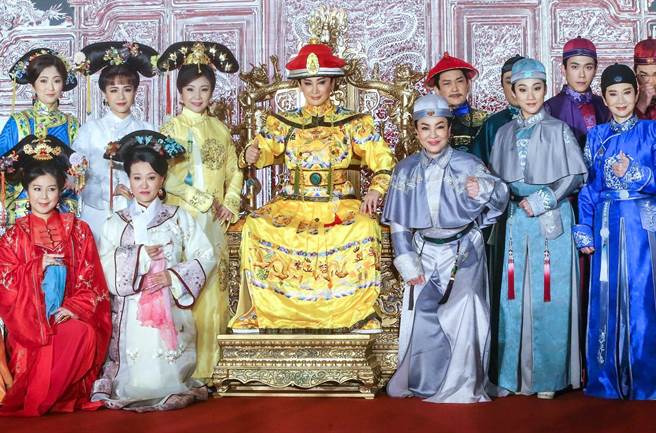 陳亞蘭製作主演的《嘉慶君遊臺灣》首映會斥資百萬。（粘耿豪攝）