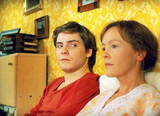 丹尼尔布尔儿时曾诈死骗过亲妈，展现表演天赋。（海鹏影业提供）