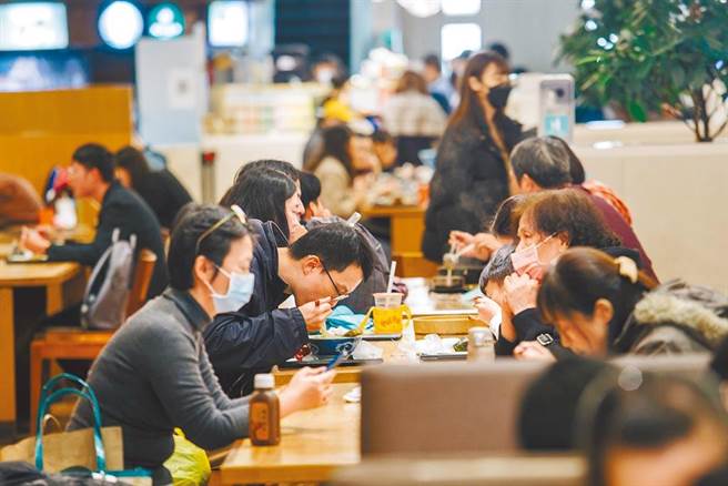 位在台北101中85楼的餐厅「捌伍添第」，19日传出有确诊个案到过餐厅用餐，餐厅紧急清消并停业到22日，没想到卫生局又接获通知，得知该确诊个案非确诊个案。（示意图／本报资料照片）