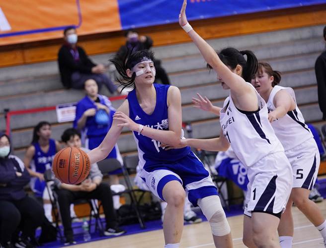 文化大学郭虹廷（左）贡献29分、15篮板、4阻攻，帮助球队击败北市大学，收下UBA公开女一级4强门票。（大专体总提供）