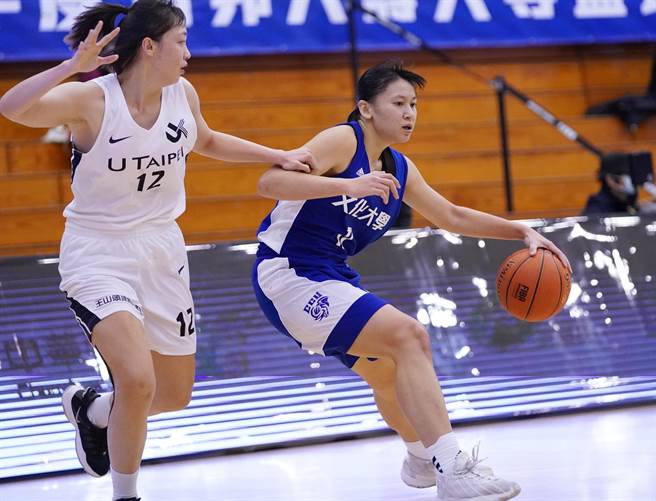 文化大学郑慧慈（右）对北市大学拿下18分、16篮板。（大专体总提供）
