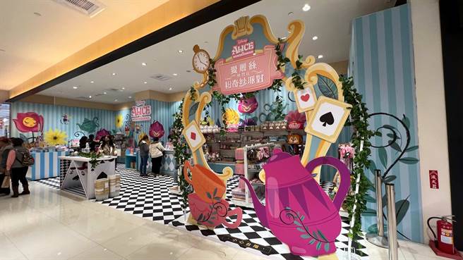 全台首家迪士尼爱丽丝梦游仙境主题快闪店，2月24日至4月5日，在统一时代百货高雄店1F奇妙登场。（柯宗纬摄）