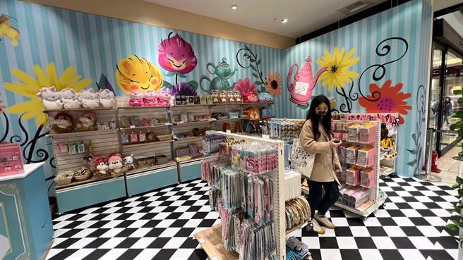 全台首家迪士尼爱丽丝梦游仙境主题快闪店，2月24日至4月5日，在统一时代百货高雄店1F奇妙登场。（柯宗纬摄）