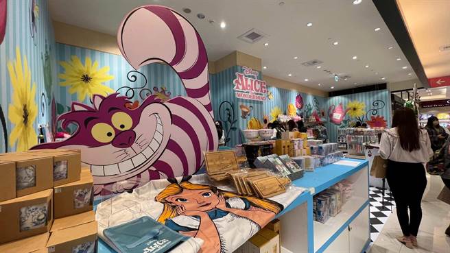 全台首家迪士尼爱丽丝梦游仙境主题快闪店，2月24日至4月5日，在统一时代百货高雄店1F奇妙登场。（柯宗纬摄）