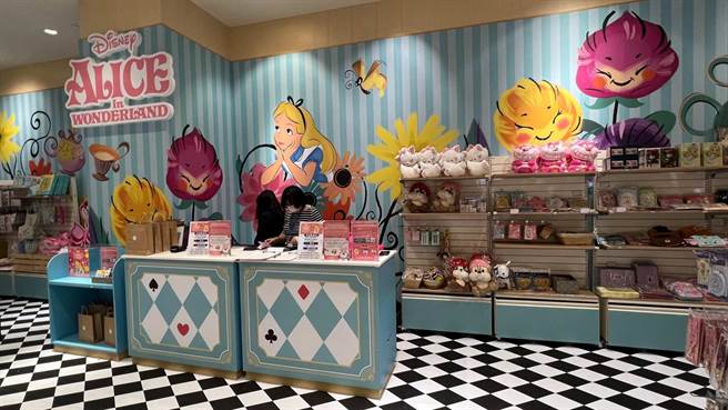 全台首家迪士尼爱丽丝梦游仙境主题快闪店，2月24日至4月5日，在统一时代百货高雄店1F奇妙登场。（柯宗纬摄）