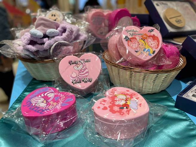 迪士尼爱丽丝梦游仙境在台湾开跑第一家主题快闪店，推出系列周边商品。（柯宗纬摄）