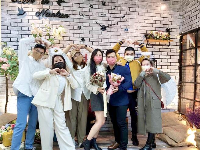 南屯区户政事务所极具特色的復古工业风结婚墙，成为「催婚神器」及网美打卡热点。（台中市府提供／卢金足台中传真）