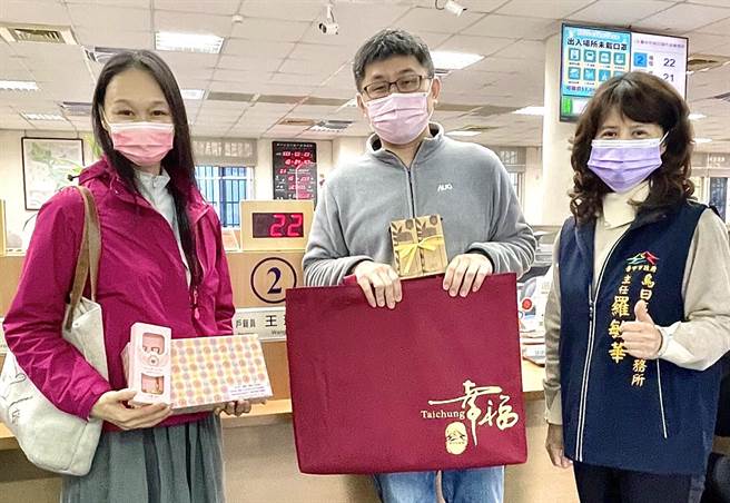 2月22日好日子，有新人特别在乌日户所现场等候抽22号的号码牌，并选在2号柜台完成终生大事。（台中市府提供／卢金足台中传真）