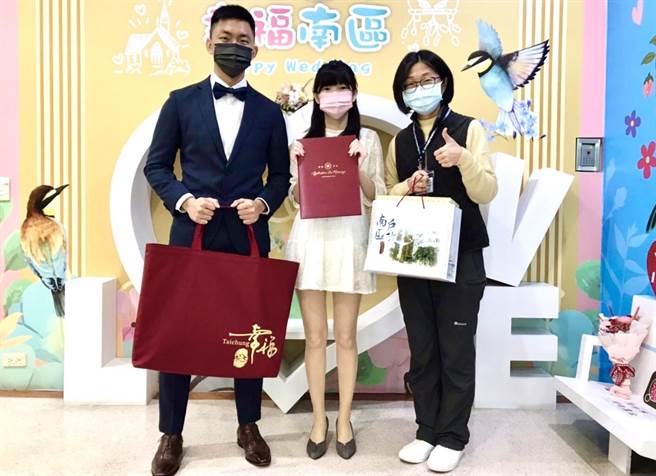 南区户所登记新人提前预约结婚，选在下午2时22分完成登记，要此生爱爱爱不完。（台中市府提供／卢金足台中传真）